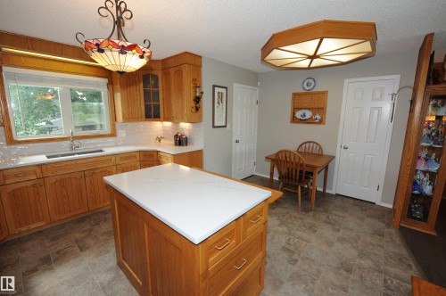 10219 155 Avenue Nw, Edmonton, AB - Indoor Photo Showing Kitchen