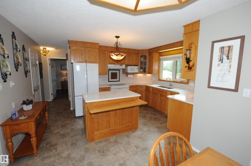 10219 155 Avenue Nw, Edmonton, AB - Indoor Photo Showing Kitchen