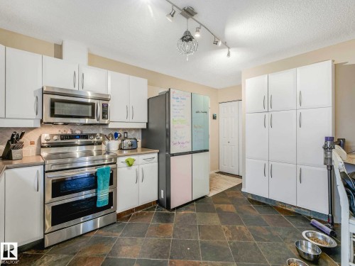 4031 38 Street Nw, Edmonton, AB - Indoor Photo Showing Kitchen