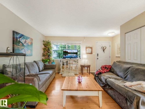 4031 38 Street Nw, Edmonton, AB - Indoor Photo Showing Living Room
