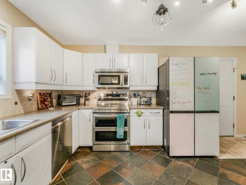 4031 38 Street Nw, Edmonton, AB - Indoor Photo Showing Kitchen