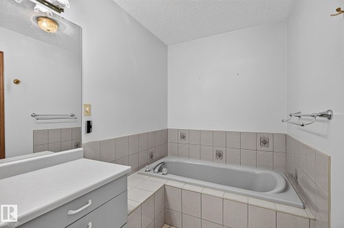 5814 181 Street Nw, Edmonton, AB - Indoor