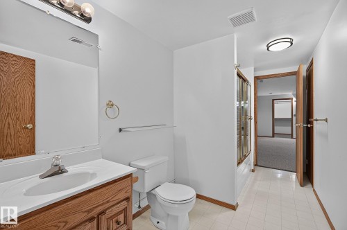 5814 181 Street Nw, Edmonton, AB - Indoor Photo Showing Bathroom