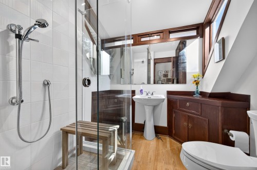9662 85 Avenue Nw, Edmonton, AB - Indoor Photo Showing Bathroom