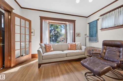 9662 85 Avenue Nw, Edmonton, AB - Indoor Photo Showing Living Room