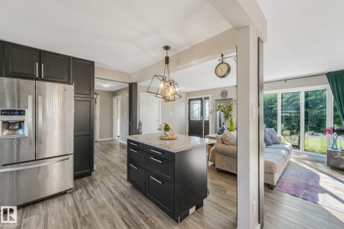 14115 70 Street Nw, Edmonton, AB - Indoor Photo Showing Kitchen