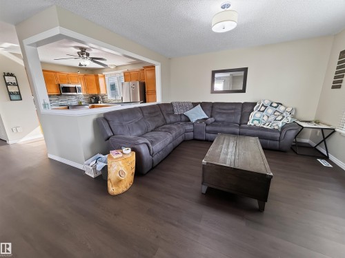 12 Mathias Avenue, Spruce Grove, AB - Indoor Photo Showing Living Room