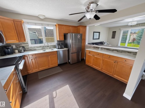 12 Mathias Avenue, Spruce Grove, AB - Indoor Photo Showing Kitchen