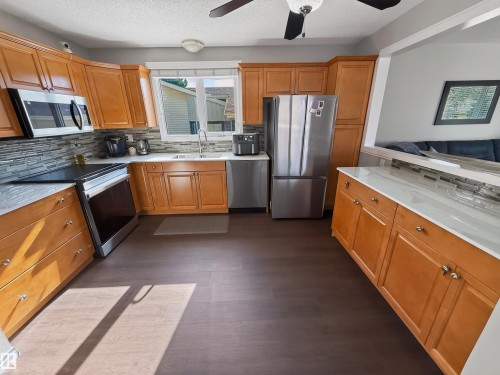 12 Mathias Avenue, Spruce Grove, AB - Indoor Photo Showing Kitchen