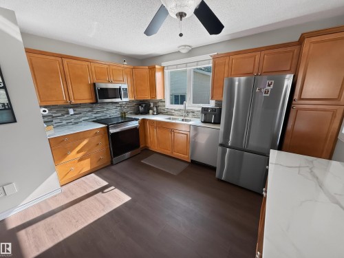 12 Mathias Avenue, Spruce Grove, AB - Indoor Photo Showing Kitchen With Double Sink