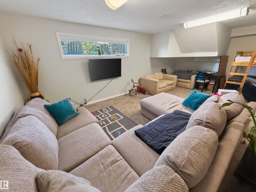 12 Mathias Avenue, Spruce Grove, AB - Indoor Photo Showing Living Room