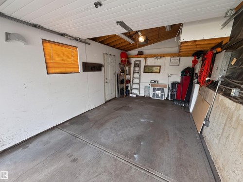 12 Mathias Avenue, Spruce Grove, AB - Indoor Photo Showing Garage