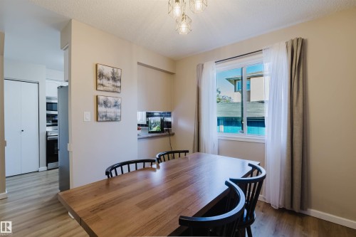 10946 Beaumaris Road Nw, Edmonton, AB - Indoor Photo Showing Dining Room