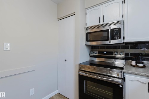 10946 Beaumaris Road Nw, Edmonton, AB - Indoor Photo Showing Kitchen