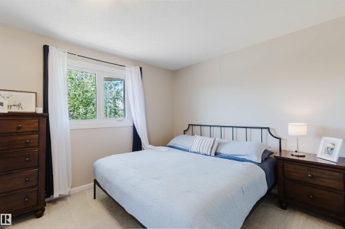 10946 Beaumaris Road Nw, Edmonton, AB - Indoor Photo Showing Bedroom