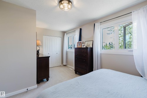 10946 Beaumaris Road Nw, Edmonton, AB - Indoor Photo Showing Bedroom