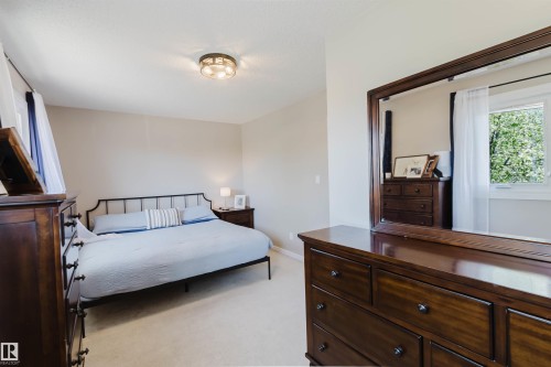 10946 Beaumaris Road Nw, Edmonton, AB - Indoor Photo Showing Bedroom