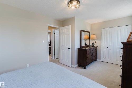 10946 Beaumaris Road Nw, Edmonton, AB - Indoor Photo Showing Bedroom