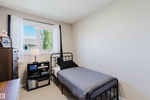10946 Beaumaris Road Nw, Edmonton, AB - Indoor Photo Showing Bedroom