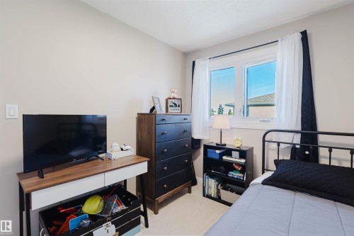 10946 Beaumaris Road Nw, Edmonton, AB - Indoor Photo Showing Bedroom