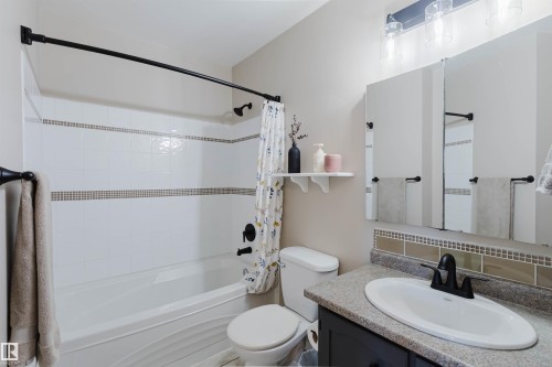 10946 Beaumaris Road Nw, Edmonton, AB - Indoor Photo Showing Bathroom