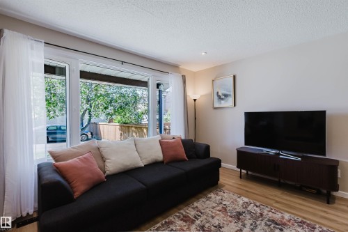 10946 Beaumaris Road Nw, Edmonton, AB - Indoor Photo Showing Living Room