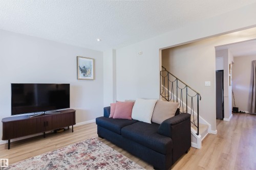 10946 Beaumaris Road Nw, Edmonton, AB - Indoor Photo Showing Living Room