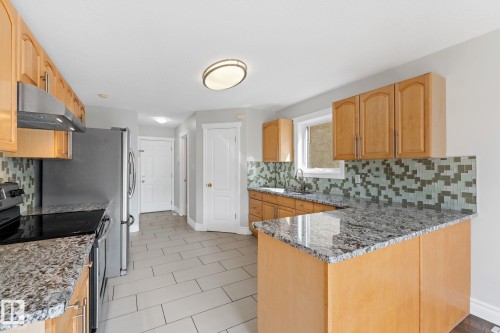 173 Castle Drive Nw, Edmonton, AB - Indoor Photo Showing Kitchen