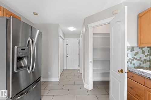173 Castle Drive Nw, Edmonton, AB - Indoor Photo Showing Kitchen