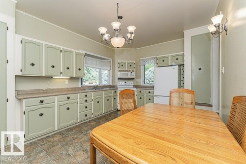4 Jubilee Drive, Fort Saskatchewan, AB - Indoor Photo Showing Dining Room