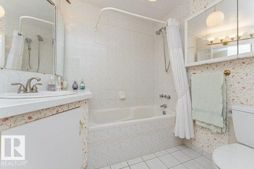 4 Jubilee Drive, Fort Saskatchewan, AB - Indoor Photo Showing Bathroom