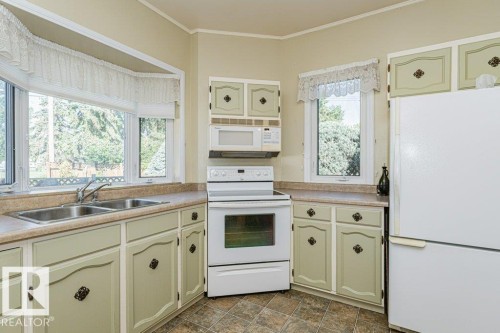 4 Jubilee Drive, Fort Saskatchewan, AB - Indoor Photo Showing Kitchen With Double Sink