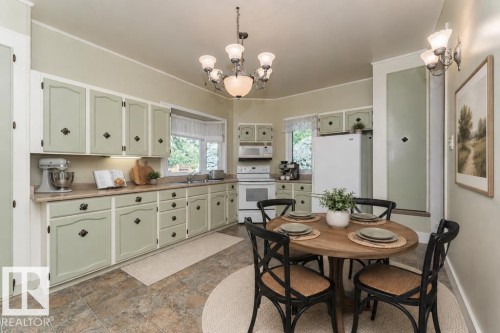 4 Jubilee Drive, Fort Saskatchewan, AB - Indoor Photo Showing Dining Room