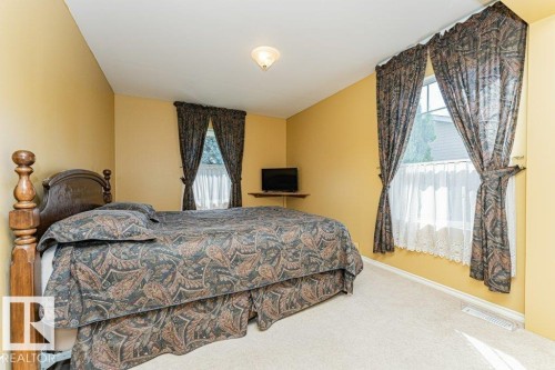 4 Jubilee Drive, Fort Saskatchewan, AB - Indoor Photo Showing Bedroom