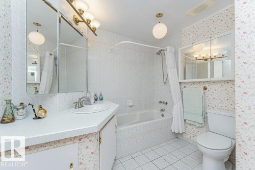 4 Jubilee Drive, Fort Saskatchewan, AB - Indoor Photo Showing Bathroom