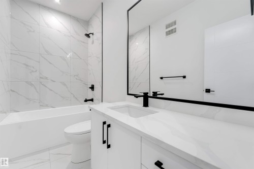13136 187 Avenue Nw, Edmonton, AB - Indoor Photo Showing Bathroom