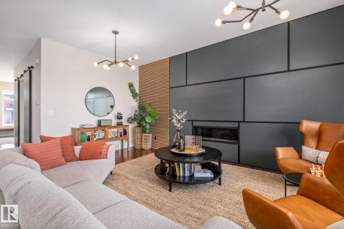 699 Howatt Drive Sw, Edmonton, AB - Indoor Photo Showing Living Room