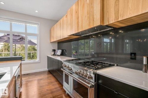 699 Howatt Drive Sw, Edmonton, AB - Indoor Photo Showing Kitchen