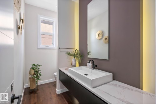 699 Howatt Drive Sw, Edmonton, AB - Indoor Photo Showing Bathroom