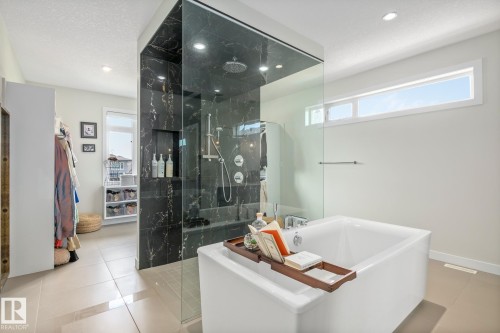 699 Howatt Drive Sw, Edmonton, AB - Indoor Photo Showing Bathroom