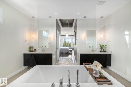 699 Howatt Drive Sw, Edmonton, AB - Indoor Photo Showing Bathroom