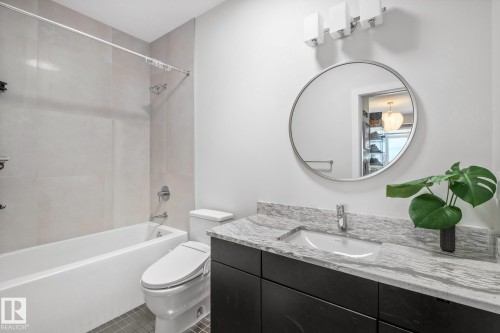 699 Howatt Drive Sw, Edmonton, AB - Indoor Photo Showing Bathroom