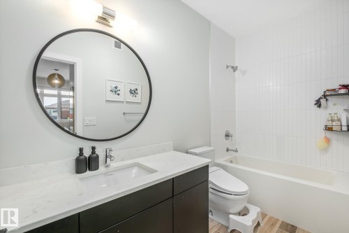 699 Howatt Drive Sw, Edmonton, AB - Indoor Photo Showing Bathroom
