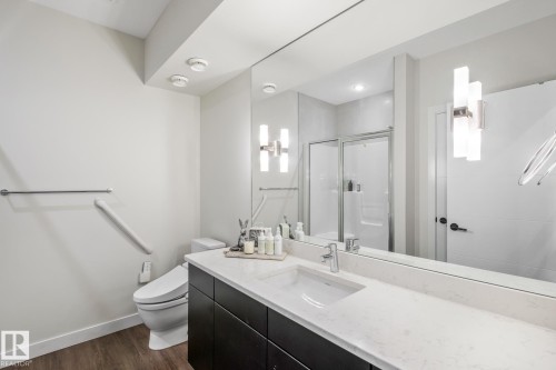 699 Howatt Drive Sw, Edmonton, AB - Indoor Photo Showing Bathroom