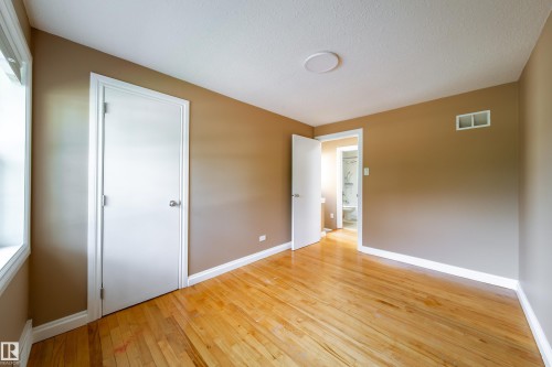 Hardwood flooring, neutral wall tones, white trim, recessed lighting, and a white ceiling - 115 Griesbach Road Nw, Edmonton, AB - Indoor Photo Showing Other Room