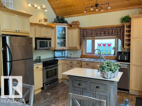 115 Sunset Boulevard, Rural Leduc County, AB - Indoor Photo Showing Kitchen With Double Sink