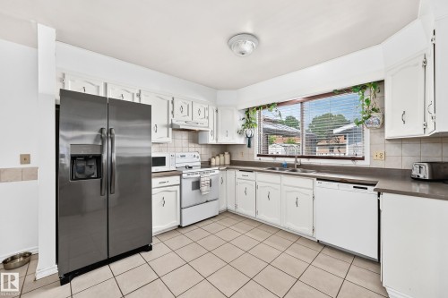 9205 84 Street, Fort Saskatchewan, AB - Indoor Photo Showing Kitchen With Double Sink