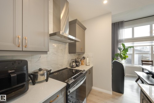 9943 227 Street Nw, Edmonton, AB - Indoor Photo Showing Kitchen