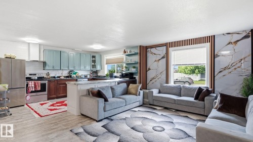 493 Kirkness Road Nw, Edmonton, AB - Indoor Photo Showing Living Room