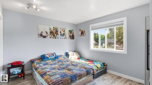 493 Kirkness Road Nw, Edmonton, AB - Indoor Photo Showing Bedroom